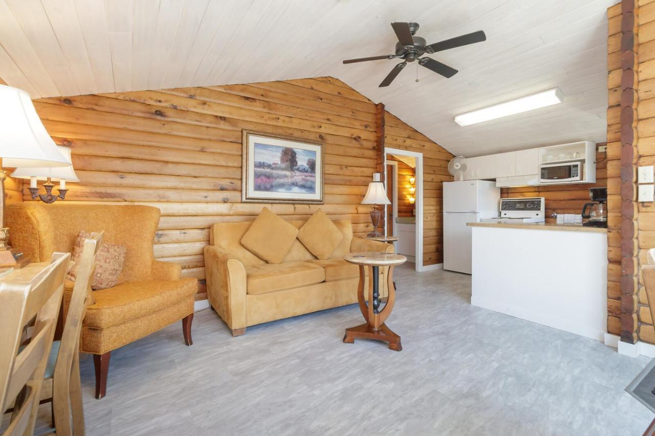 The Cedarwood Inn & Suites Sidney Bagian luar foto