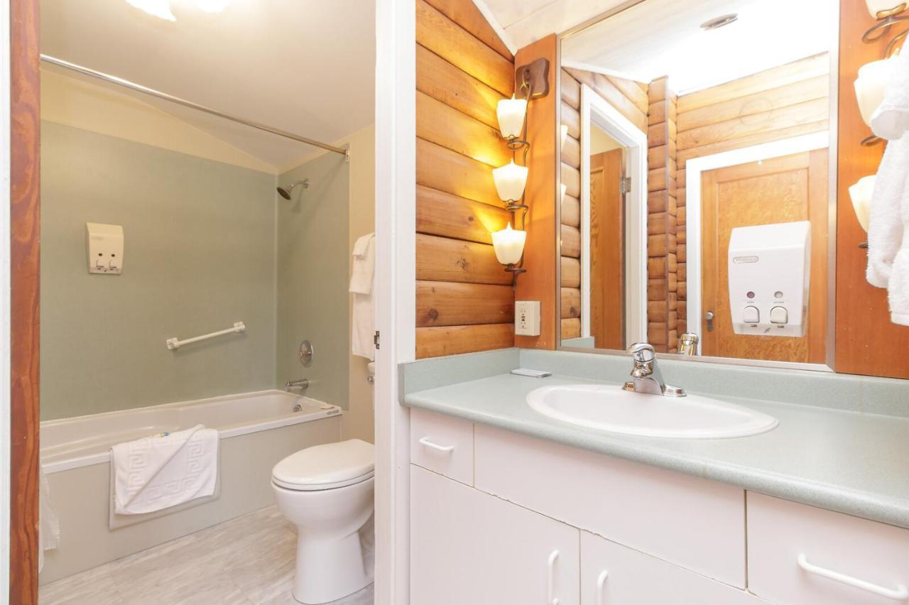 The Cedarwood Inn & Suites Sidney Bagian luar foto