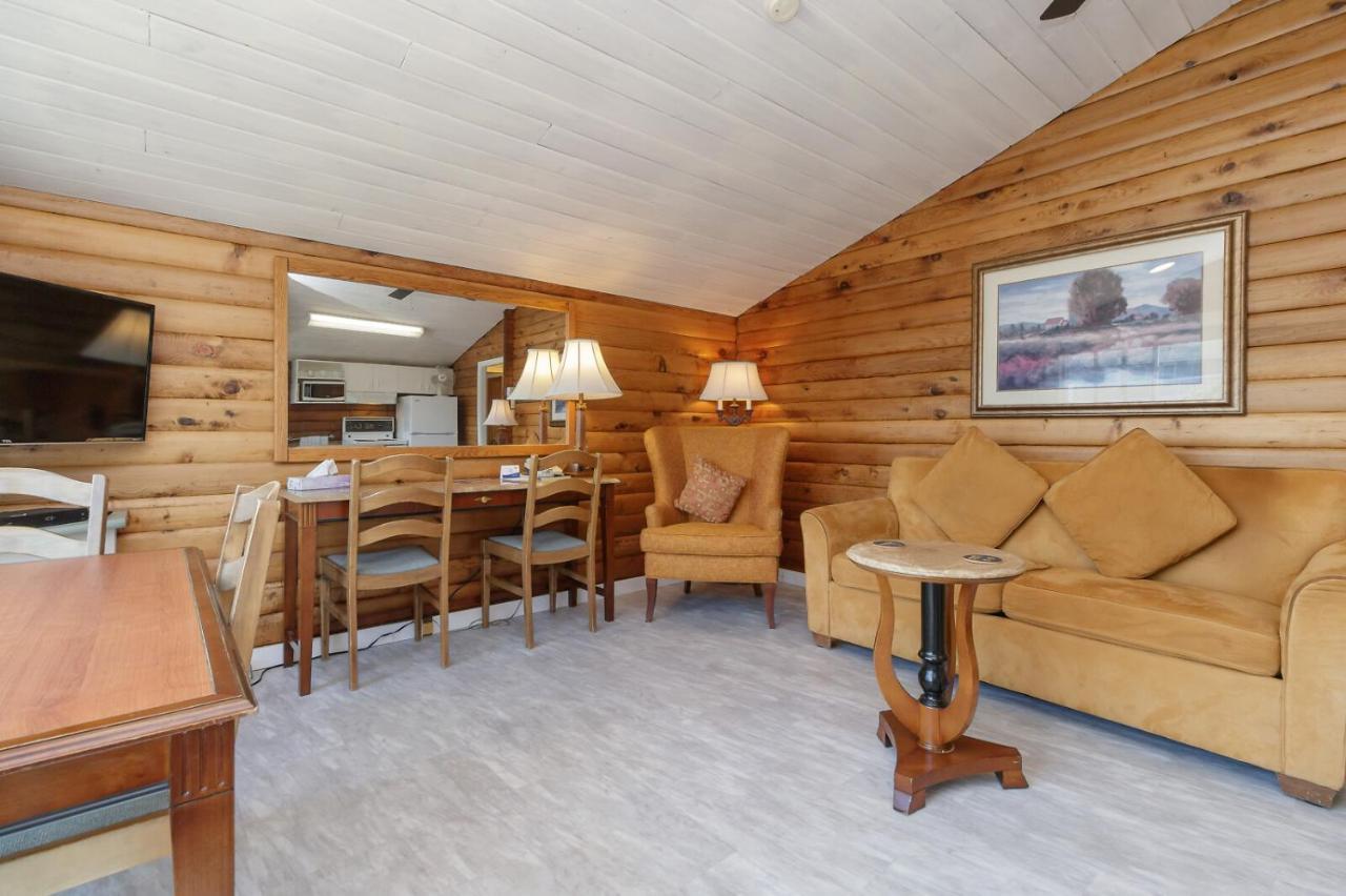 The Cedarwood Inn & Suites Sidney Bagian luar foto