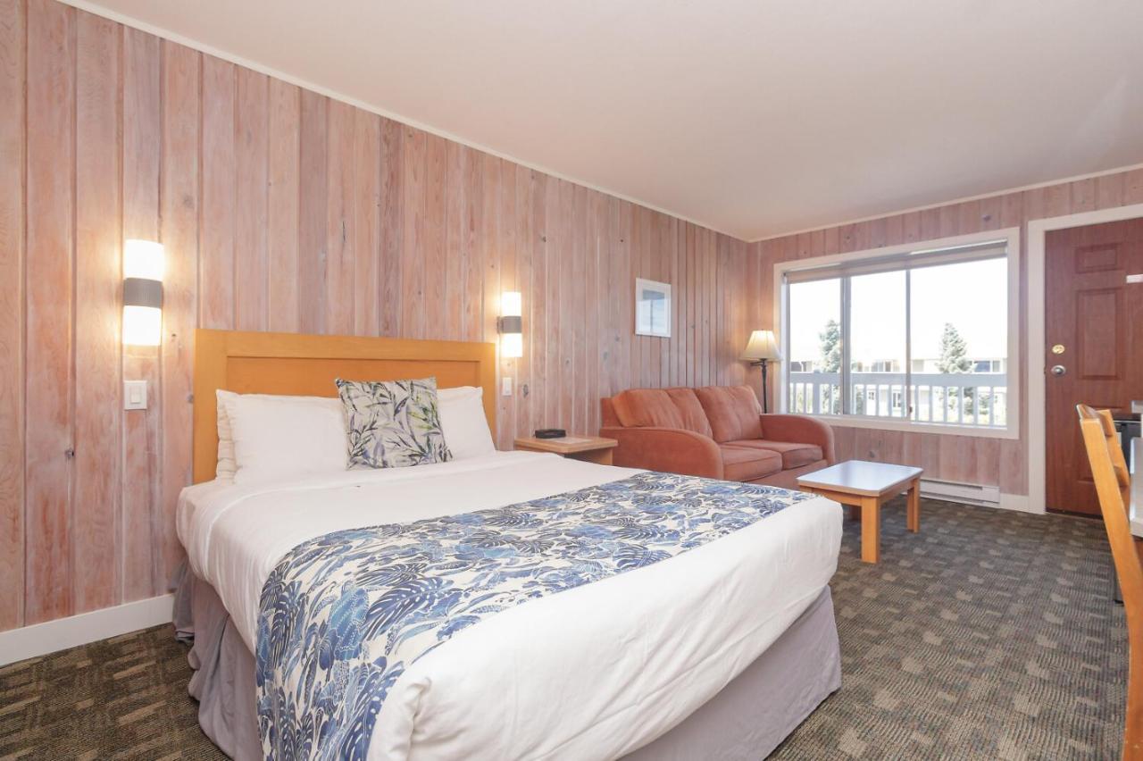 The Cedarwood Inn & Suites Sidney Bagian luar foto