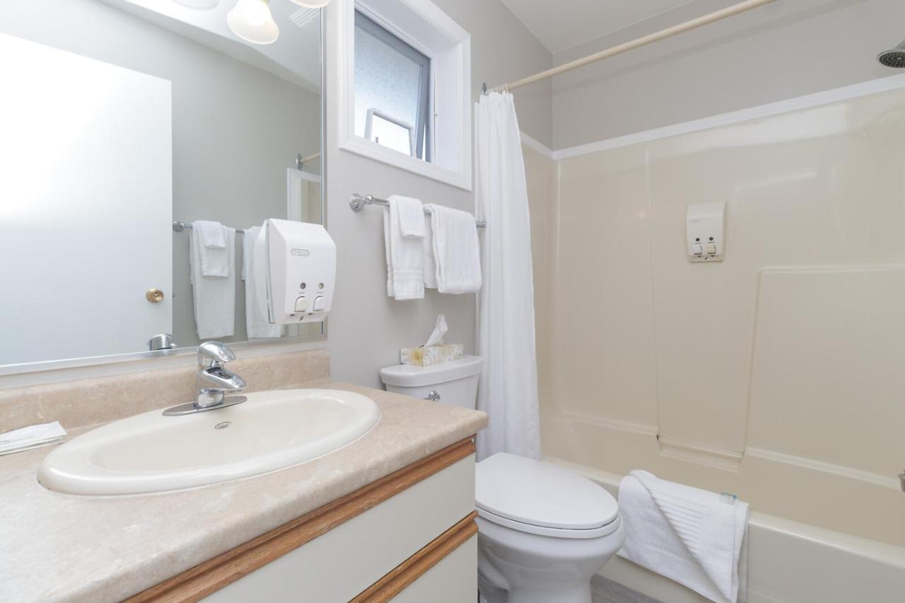 The Cedarwood Inn & Suites Sidney Bagian luar foto