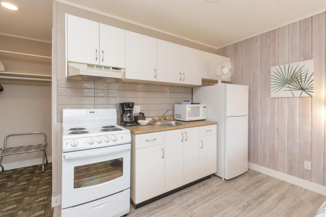 The Cedarwood Inn & Suites Sidney Bagian luar foto