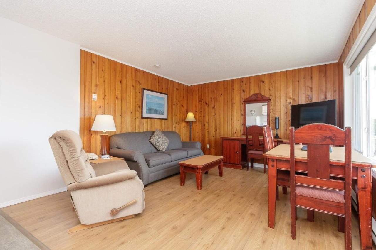 The Cedarwood Inn & Suites Sidney Bagian luar foto