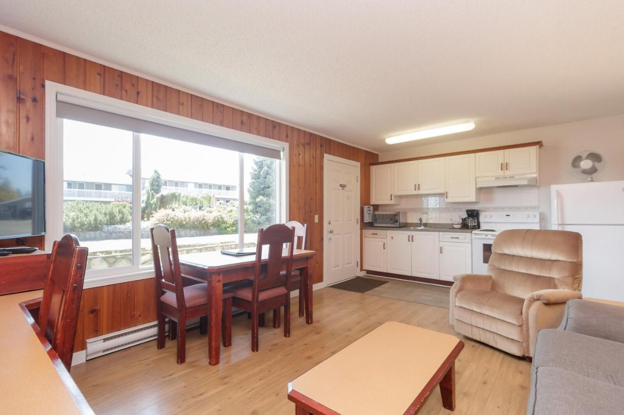 The Cedarwood Inn & Suites Sidney Bagian luar foto