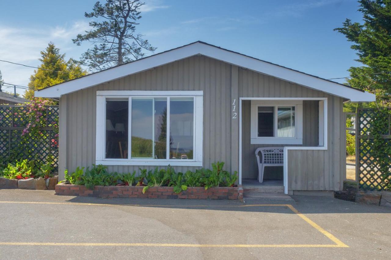 The Cedarwood Inn & Suites Sidney Bagian luar foto