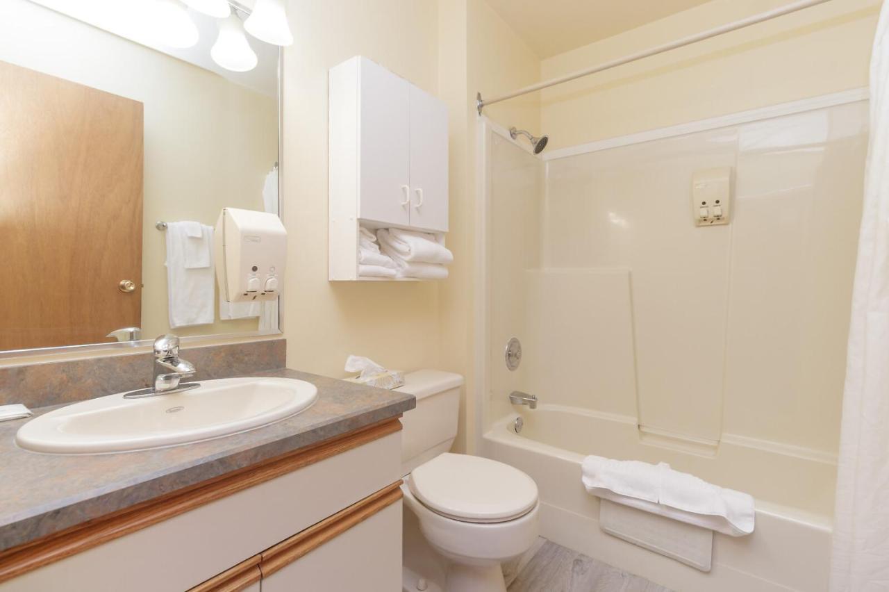 The Cedarwood Inn & Suites Sidney Bagian luar foto