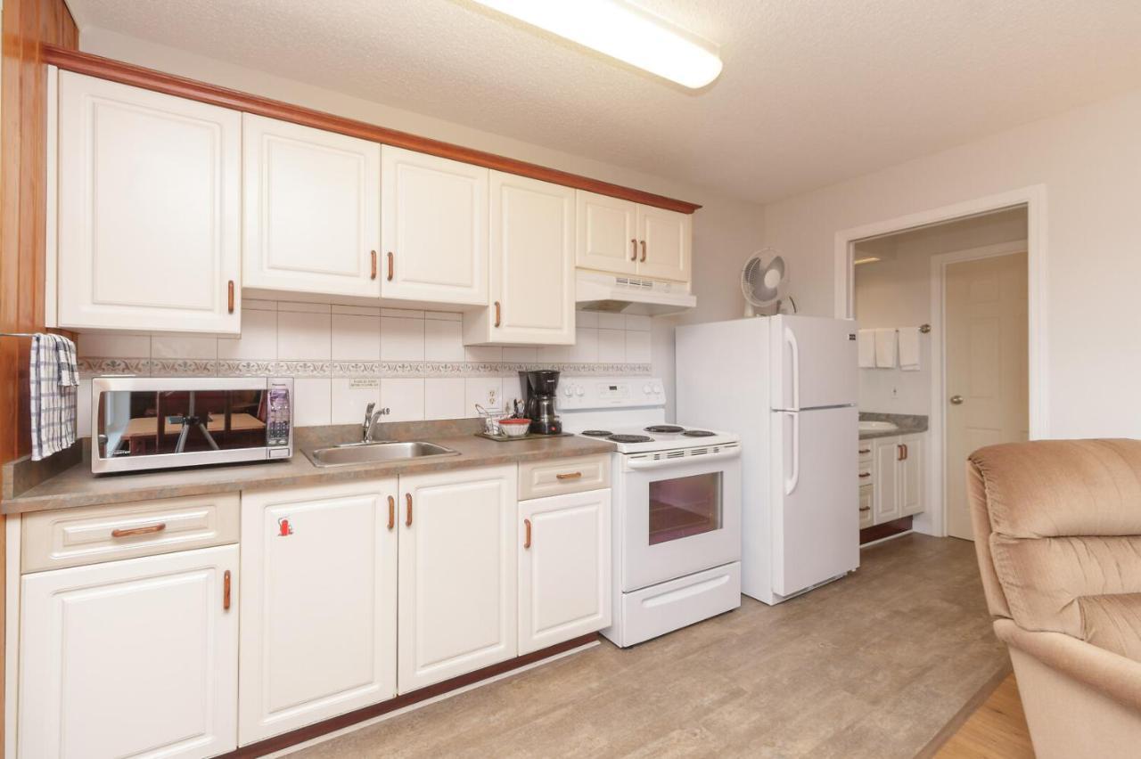 The Cedarwood Inn & Suites Sidney Bagian luar foto