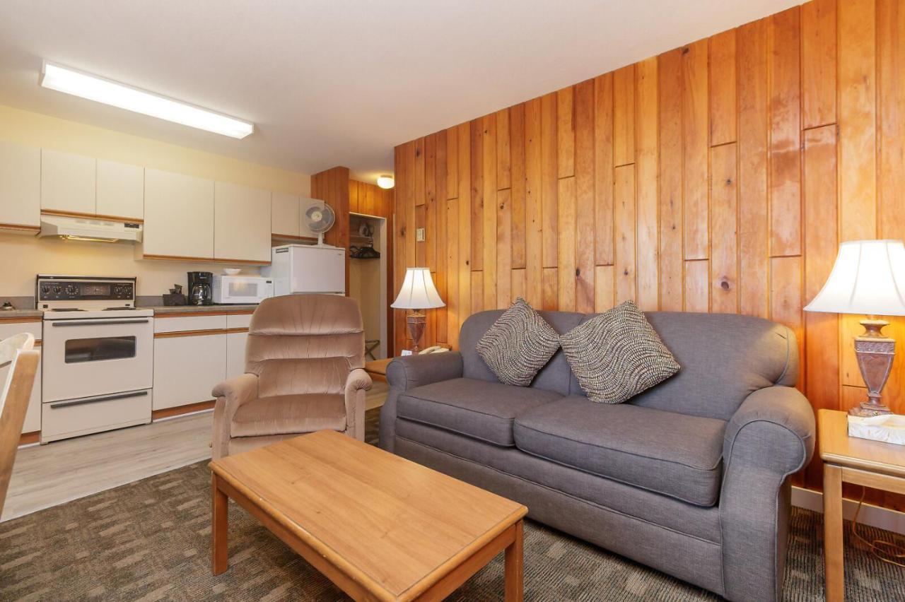 The Cedarwood Inn & Suites Sidney Bagian luar foto