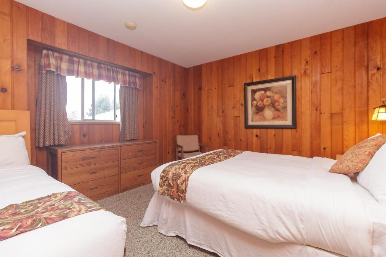 The Cedarwood Inn & Suites Sidney Bagian luar foto
