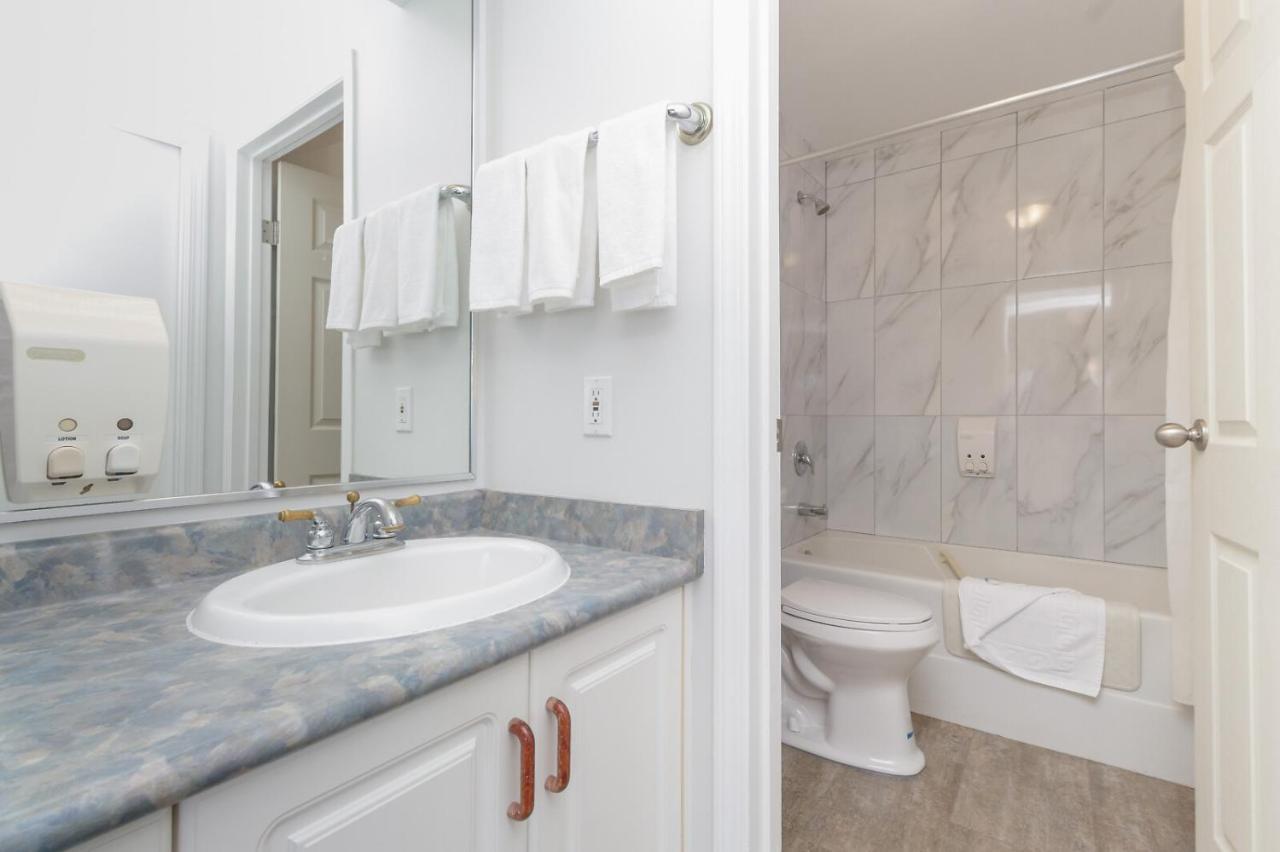The Cedarwood Inn & Suites Sidney Bagian luar foto