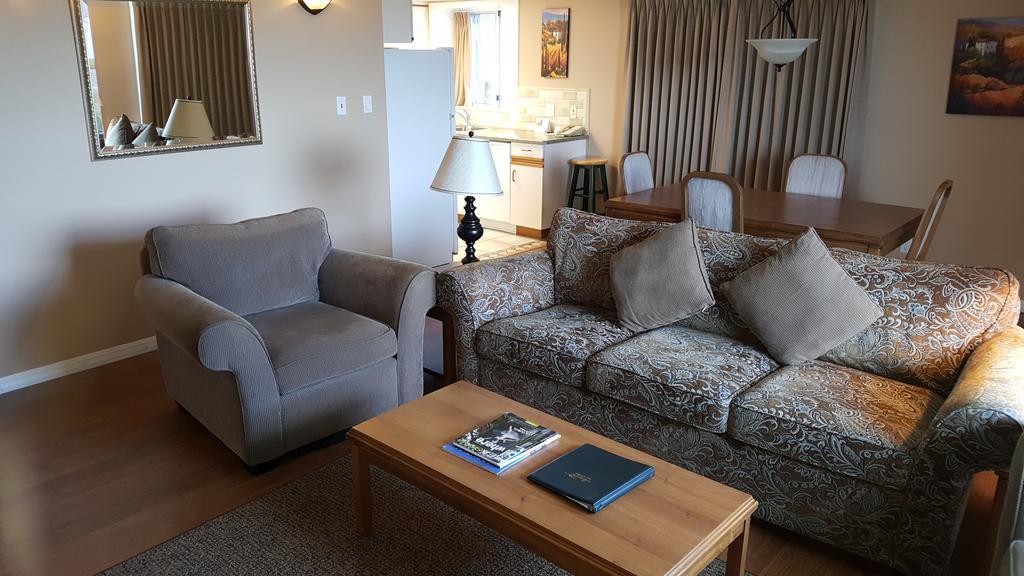 The Cedarwood Inn & Suites Sidney Bagian luar foto