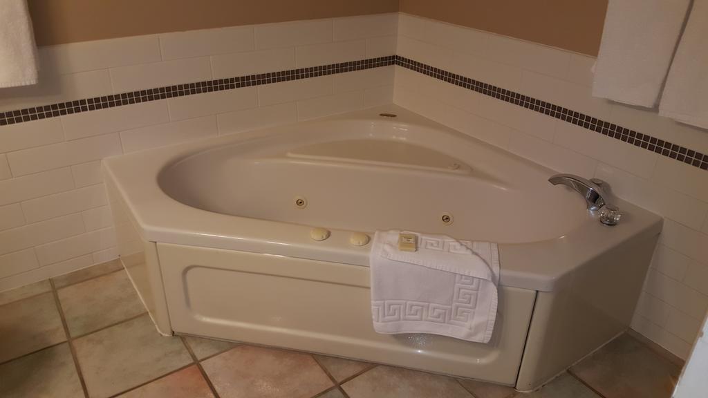 The Cedarwood Inn & Suites Sidney Bagian luar foto