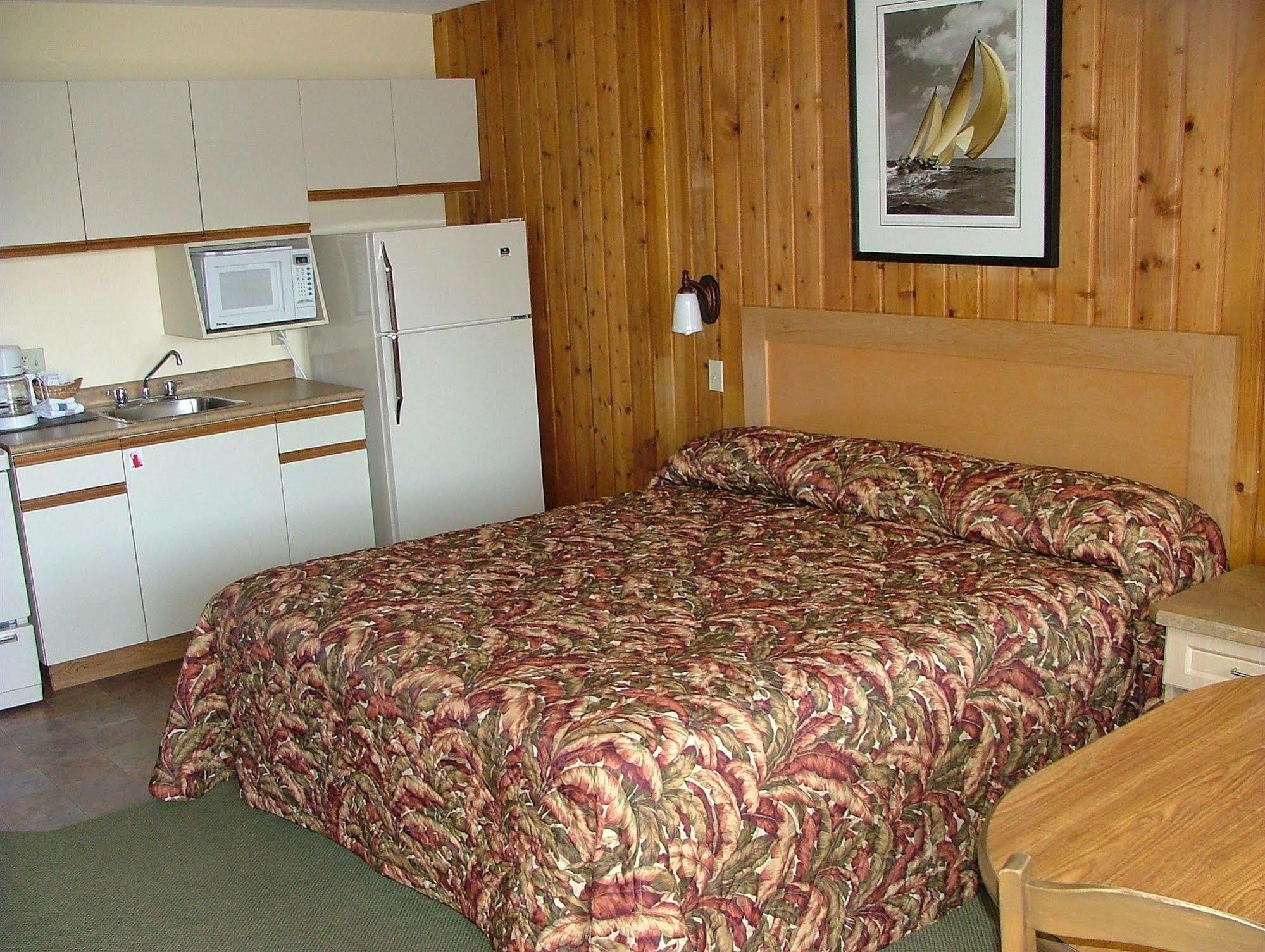 The Cedarwood Inn & Suites Sidney Bagian luar foto