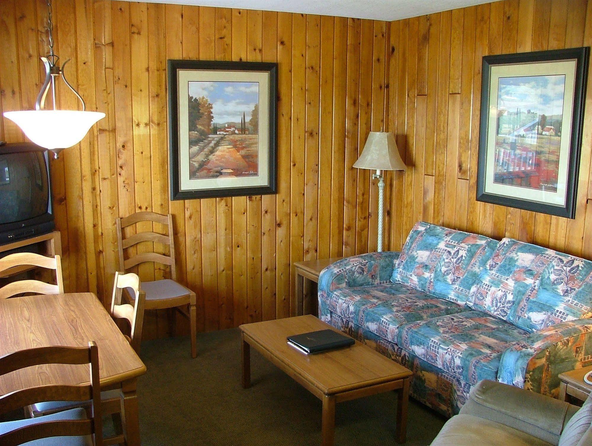 The Cedarwood Inn & Suites Sidney Bagian luar foto