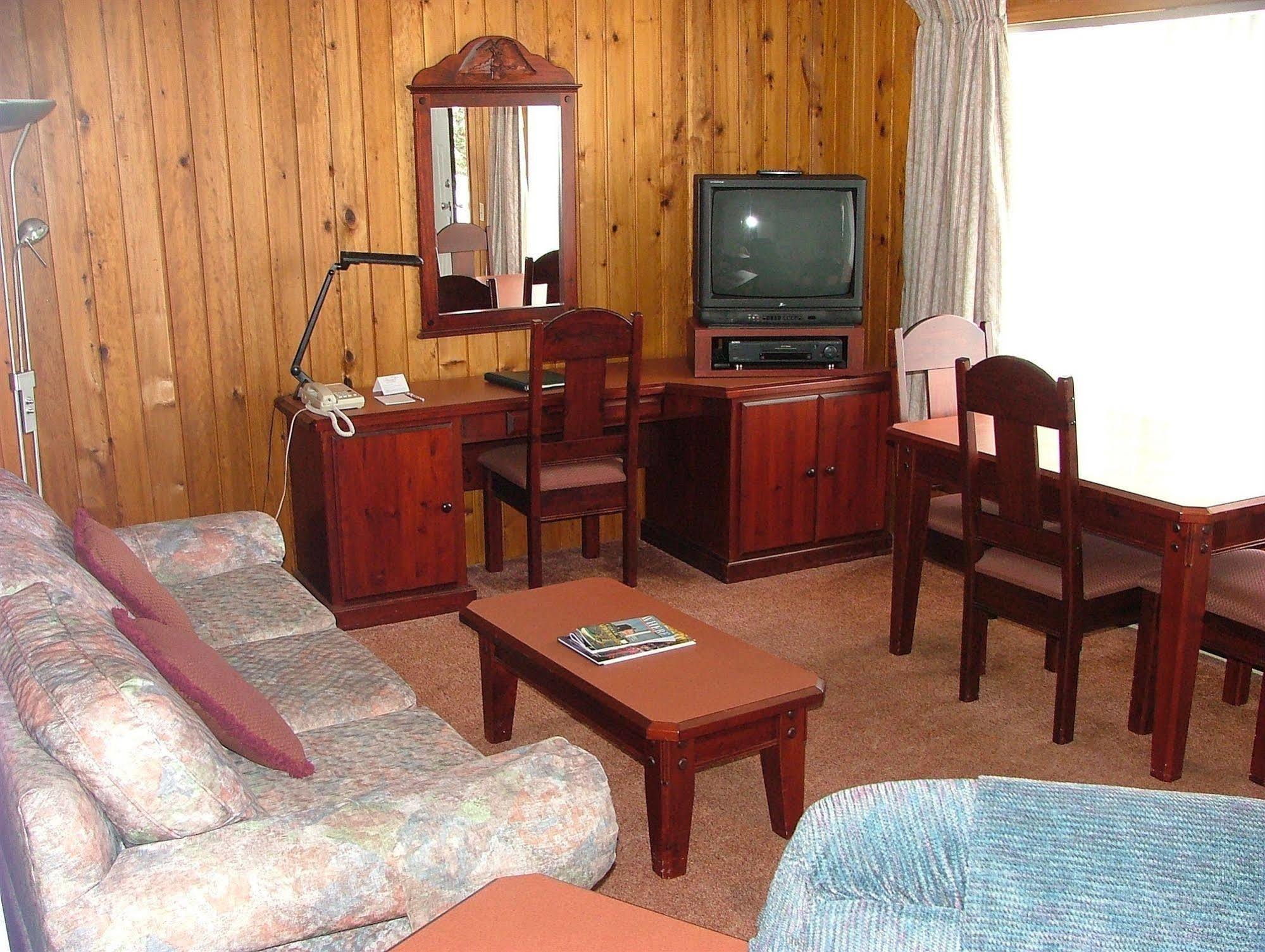 The Cedarwood Inn & Suites Sidney Bagian luar foto