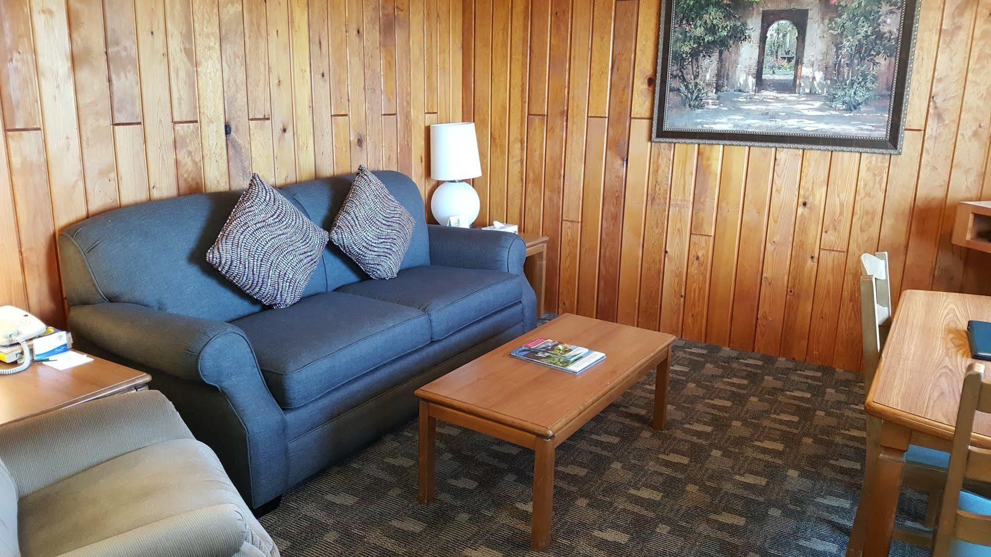 The Cedarwood Inn & Suites Sidney Bagian luar foto