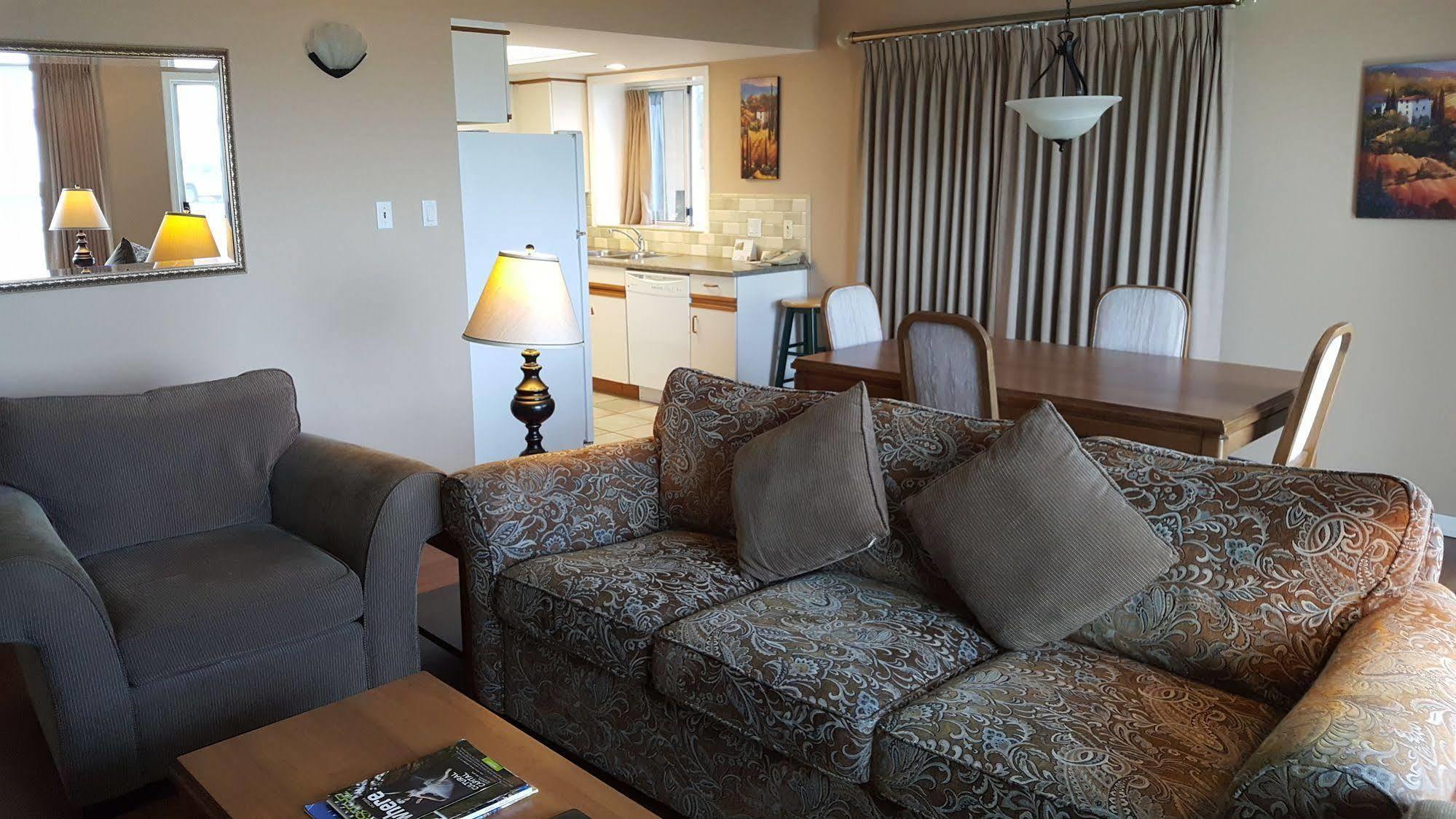 The Cedarwood Inn & Suites Sidney Bagian luar foto