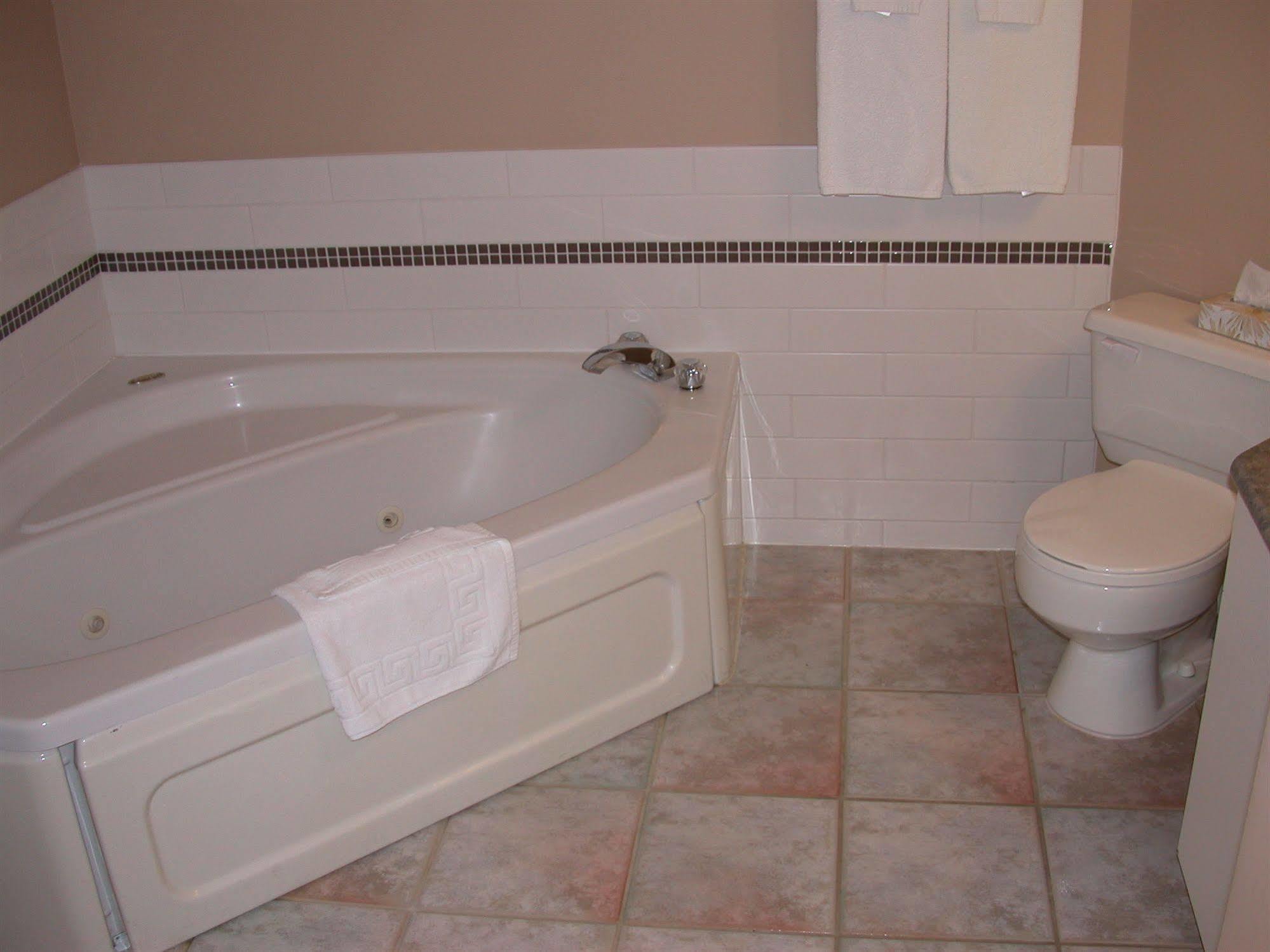 The Cedarwood Inn & Suites Sidney Bagian luar foto