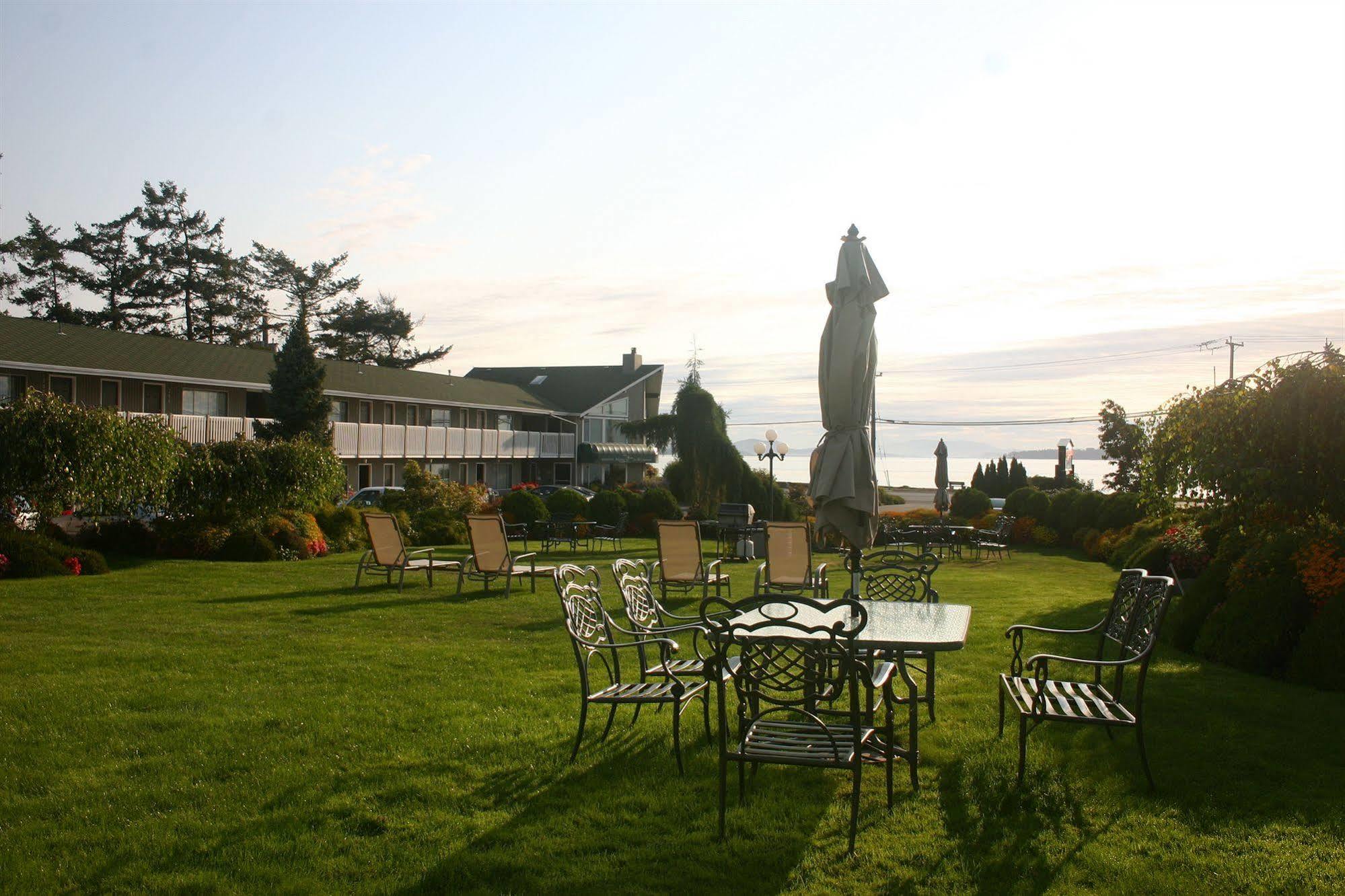 The Cedarwood Inn & Suites Sidney Bagian luar foto