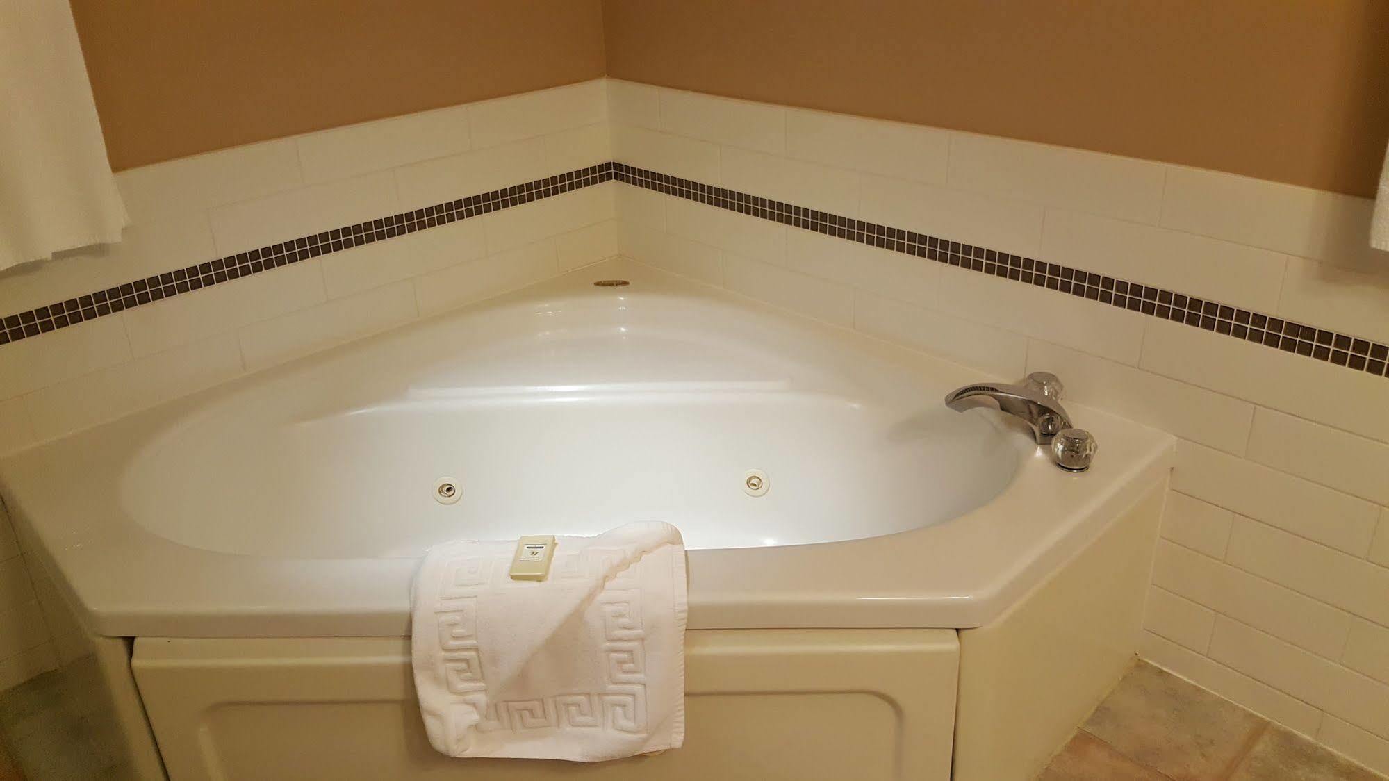The Cedarwood Inn & Suites Sidney Bagian luar foto