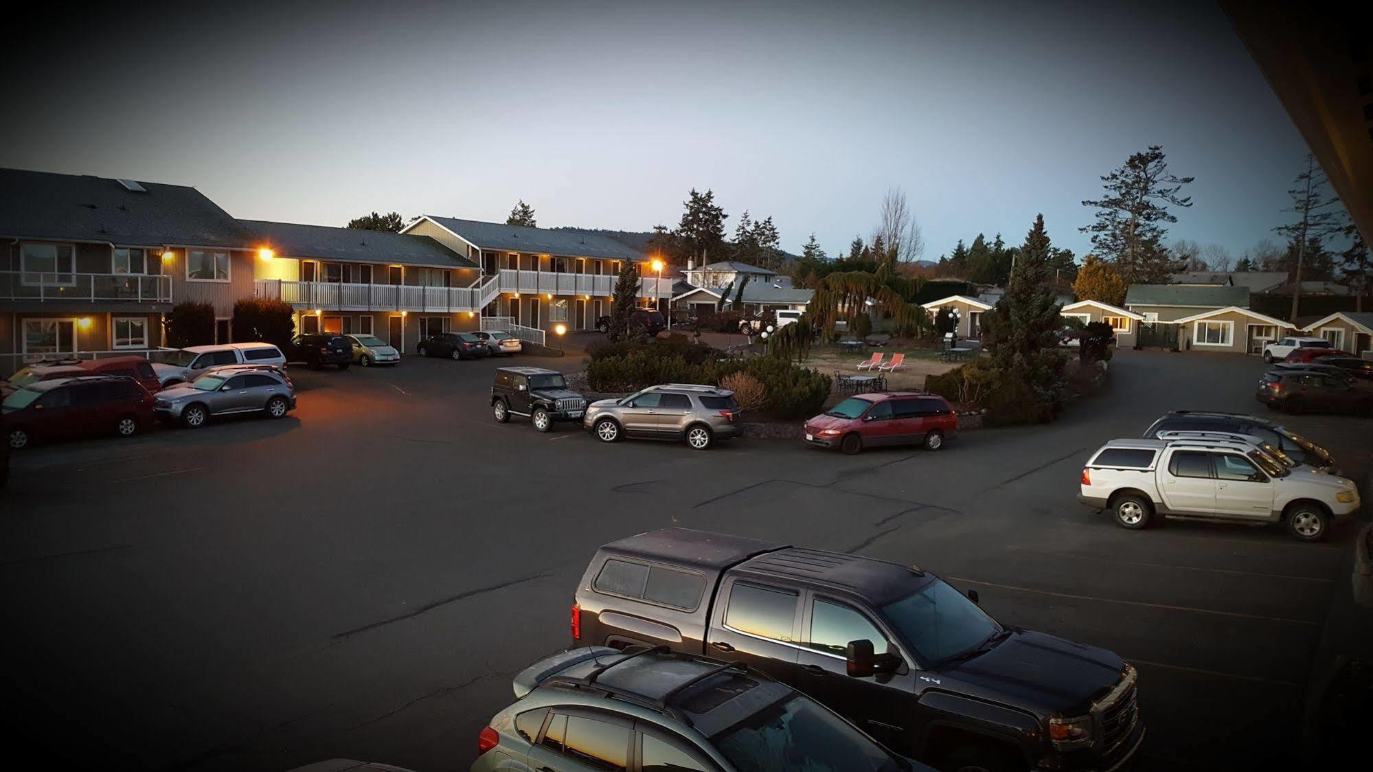 The Cedarwood Inn & Suites Sidney Bagian luar foto