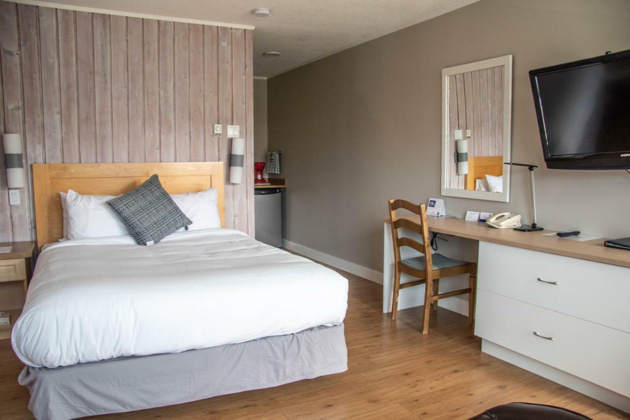 The Cedarwood Inn & Suites Sidney Bagian luar foto