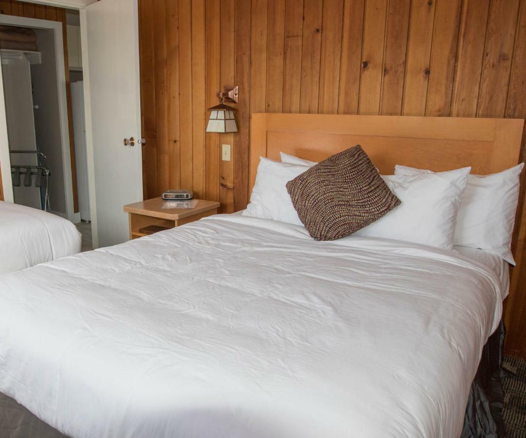 The Cedarwood Inn & Suites Sidney Bagian luar foto