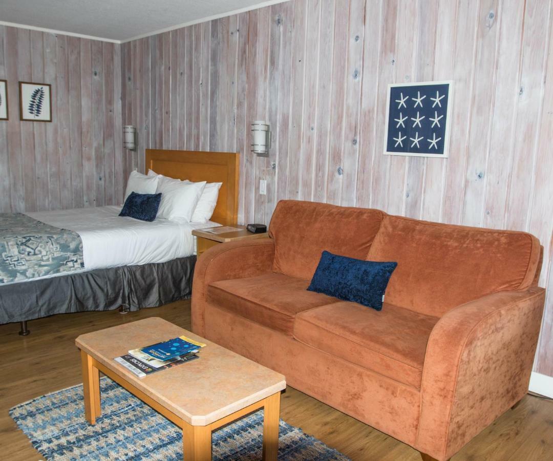 The Cedarwood Inn & Suites Sidney Bagian luar foto