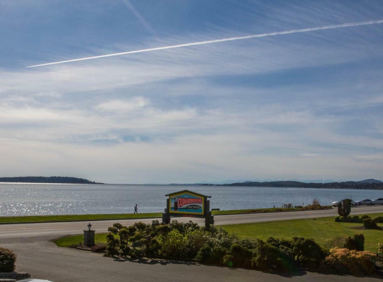 The Cedarwood Inn & Suites Sidney Bagian luar foto