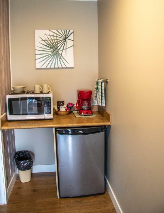 The Cedarwood Inn & Suites Sidney Bagian luar foto