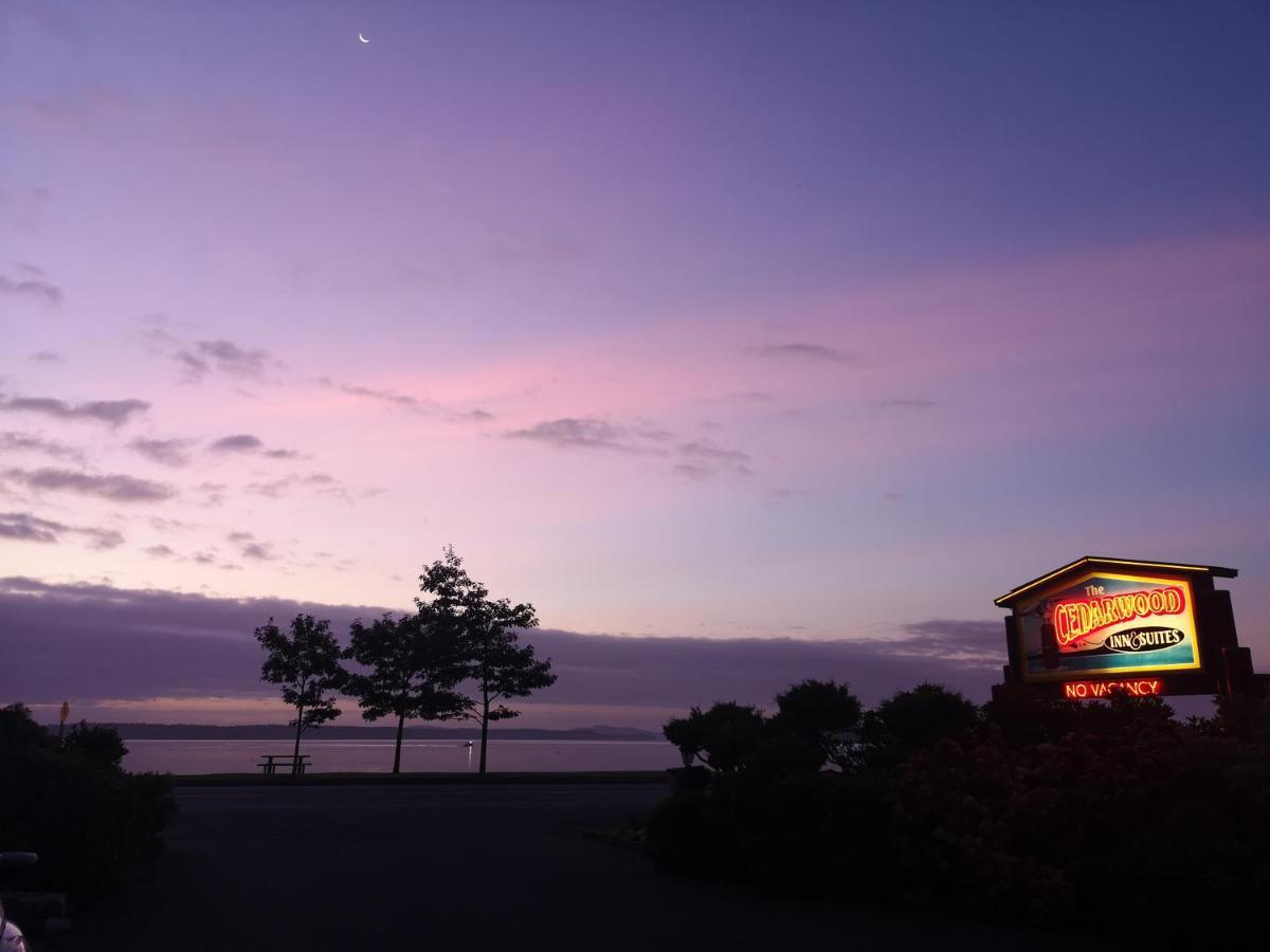 The Cedarwood Inn & Suites Sidney Bagian luar foto